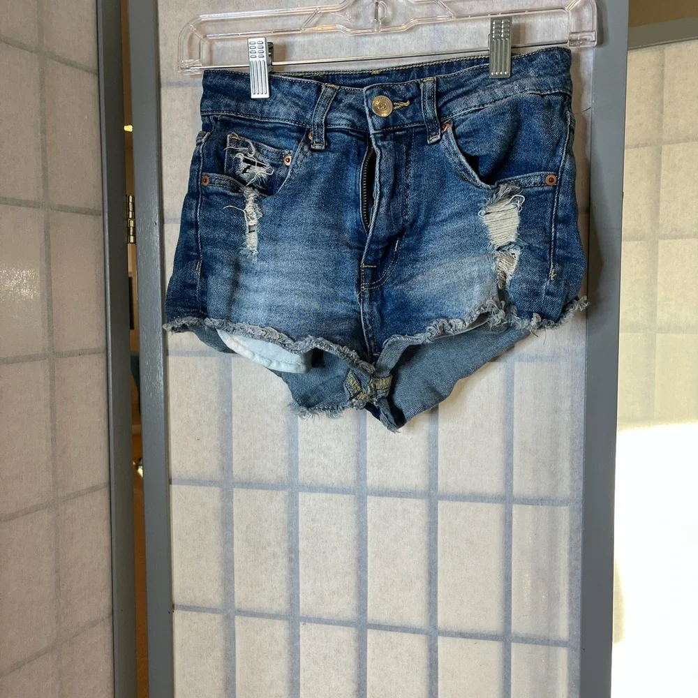 Divided by H&M 2” jean shorts